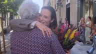 Almodóvar reparte flores entre las estrellas de 'Amarga Navidad' en un vídeo para celebrar el fin de rodaje
