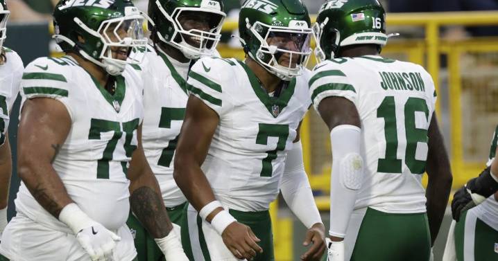 Fields scores in his lone series as Jets open 1st preseason under Glenn by beating Packers 30