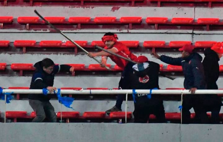 Extitular de Seguridad argentino acusa un “acuerdo” entre hinchas y policías para atacar a barristas de la U