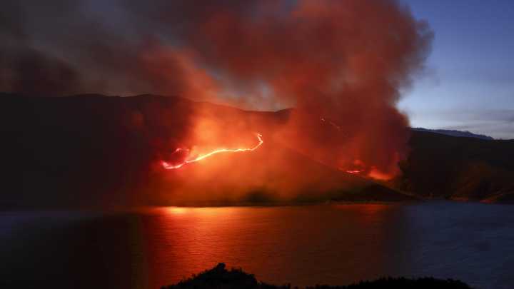 Os seis incendios activos ralentizan o seu avance tras as repuntas no de Larouco e Pena Trevinca