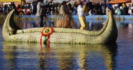 Santiago, el santo más venerado, va en procesión con traje militar a orillas del Titicaca en Bolivia