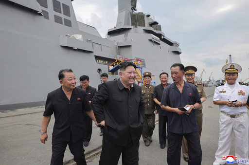 Kim critica ejercicios militares del Sur y EEUU mientras inspecciona su buque más poderoso