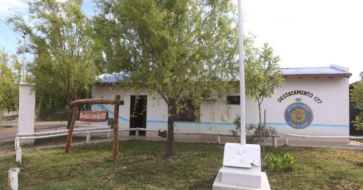 Una niña de dos años caminaba sola en un barrio de Roca: la rápida reacción de una joven la salvó