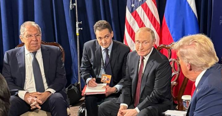 ¿Los Simpson lo predijeron? Canciller de Putin llega con sudadera de la Unión Soviética a cumbre con Trump