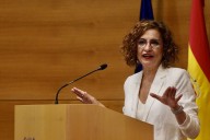 Montero pide "precaución" ante el incendio en Tarifa