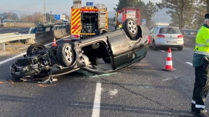 Muere un joven de 33 años al salirse de la vía el coche que conducía y volcar
