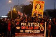 Familias de víctimas de matanzas en Perú se plantan contra amnistía a policías y militares