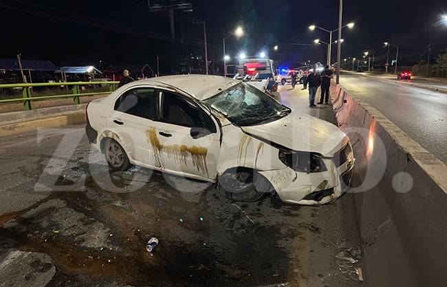 Conductor en presunto estado de ebriedad se queda dormido y vuelca en periférico LEA