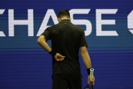 Novak Djokovic shakes off back problem, reaches 4th round of U.S. Open at 38