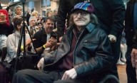 La reaparición de Charly García: llegó en silla de ruedas, frágil y conmovió a todos