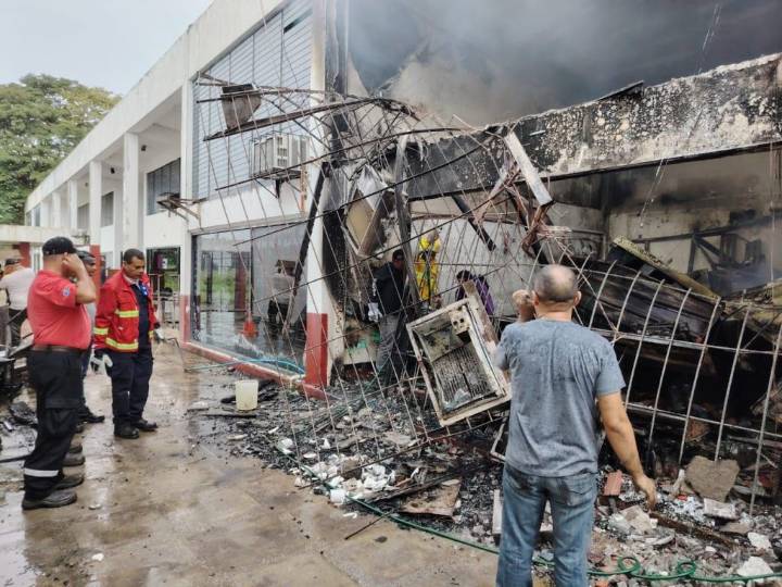 Incendio devasta Ciber Manyeca en centro comercial de Los Pijiguaos