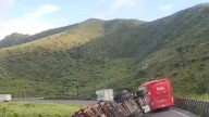 Vuelca camión en la Puebla-Veracruz cargado con troncos de madera