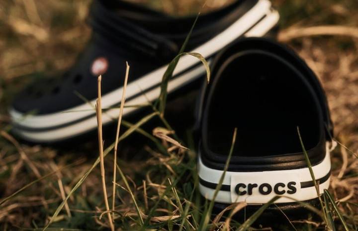 Crocs sufre su mayor caída en bolsa desde marzo 2020
