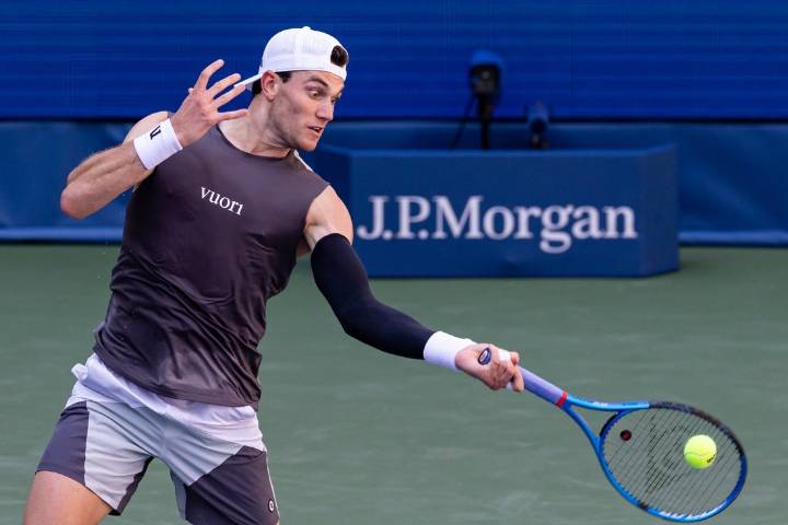 Deadspin | Carlos Alcaraz, Novak Djokovic move on at U.S. Open