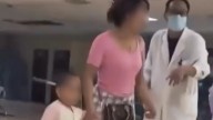 La increíble imagen de una niña de tres años paseando por un hospital con un cuchillo clavado en la cabeza