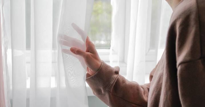 Couple spot neighbour making '£300 mistake' but decide not to tell them