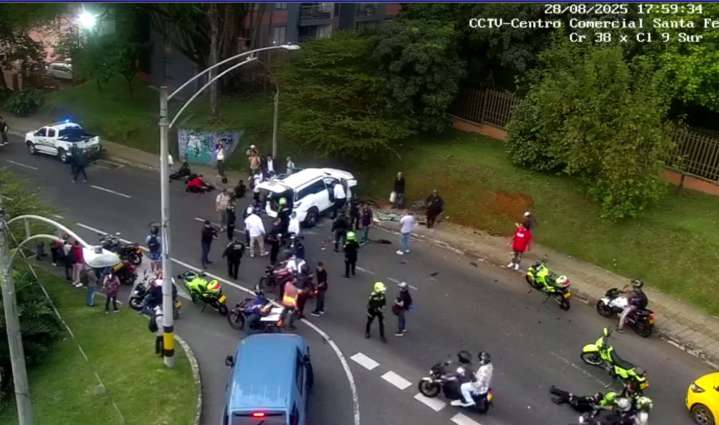 ¡Se salvó de milagro! El precandidato Daniel Palacios había sido evacuado poco antes de la camioneta accidentada