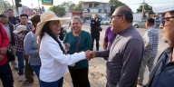 Nancy Benítez atiende colonia por colonia a familias de Xoxo