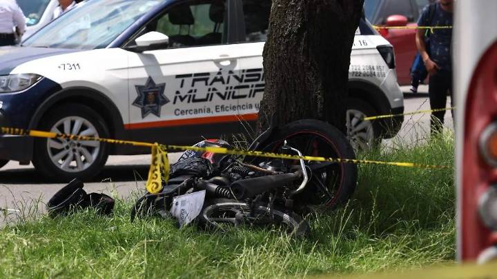 Choque entre moto y autobús TEO en Metepec deja una mujer muerta y un lesionado