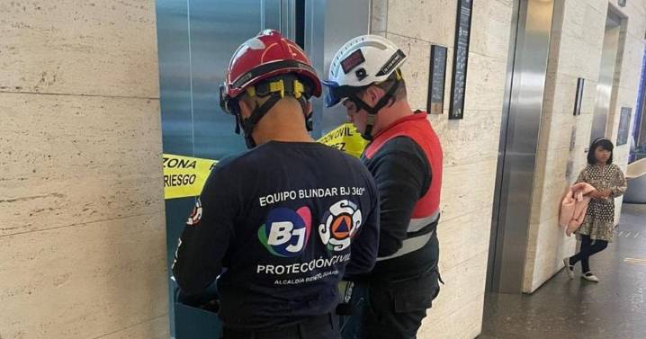 VIDEOS | Se desploma elevador en Plaza Mítikah; dos personas lesionadas y desalojo preventivo