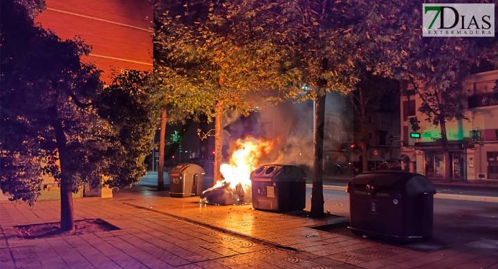 Sale ardiendo un contenedor en la avenida Damián Téllez Lafuente de Badajoz