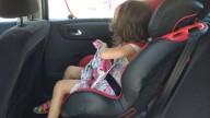 Muy grave un bebé de 18 meses tras caer en marcha de un coche porque su hermano le desabrochó el cinturón y le abrió la puerta