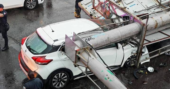 Cae anuncio espectacular por lluvias en Tlalnepantla; CDMX registra encharcamientos