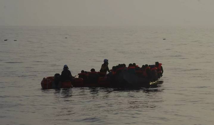 Francia rescata a 111 migrantes que intentaban cruzar el canal de la Mancha