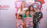 Gobierno de Isla Mujeres entrega 5 mil mochilas y 200 computadoras a estudiantes como parte del programa “Transformando la Educación”