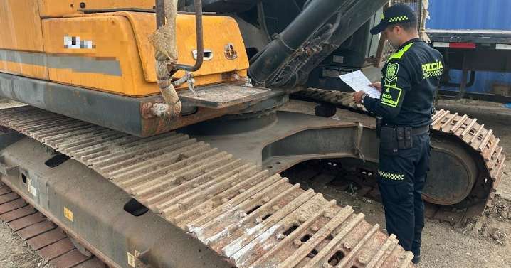 Policía Fiscal y Aduanera aprehende excavadora de $500 millones en Santa Marta