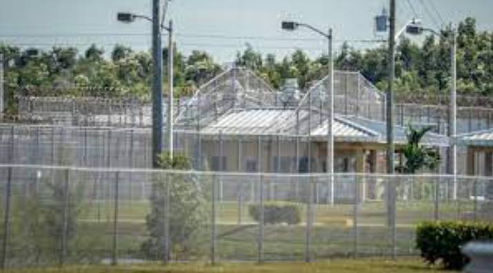 Abre en base militar en Texas el que se espera sea el centro migratorio más grande de EEUU