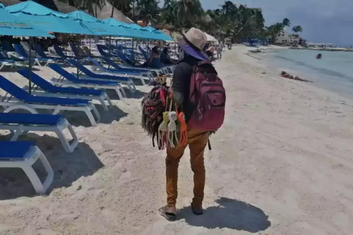 “No es buena temporada”: Vendedores ambulantes de Isla Mujeres reportan bajas ventas durante el periodo vacacional de verano