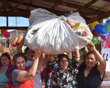 San Pedro: un raído de golosinas y ciento de sonrisas; la original iniciativa de familias de tareferos para celebrar el Día del niño