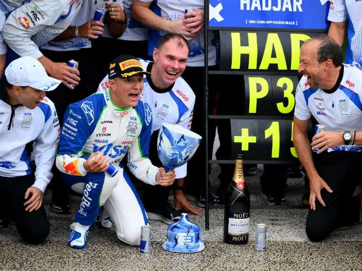 F1: El video del momento en que Hadjar rompe su trofeo de podio