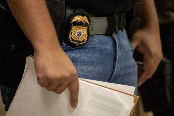 ICE retira límite de edad para contratar a 10,000 agentes para deportaciones