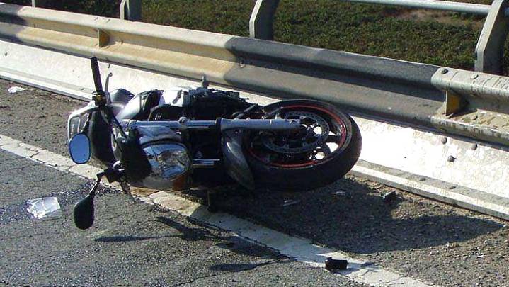 Un muerto y dos heridos en una colisión entre una moto y un coche en carretera