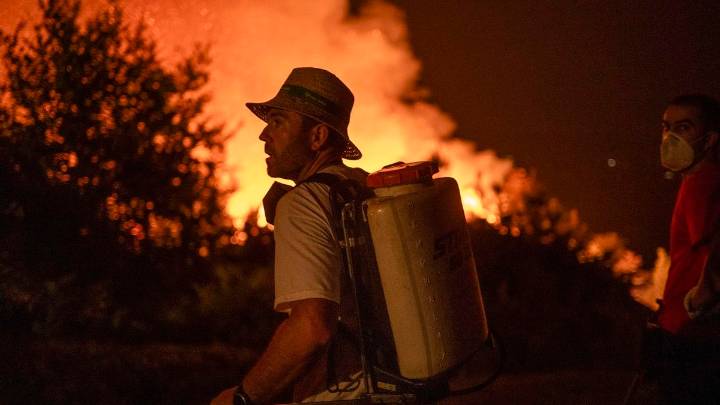 «Vecinos con ramas y cubos, jóvenes y mayores, son la primera línea de defensa de los pueblos»