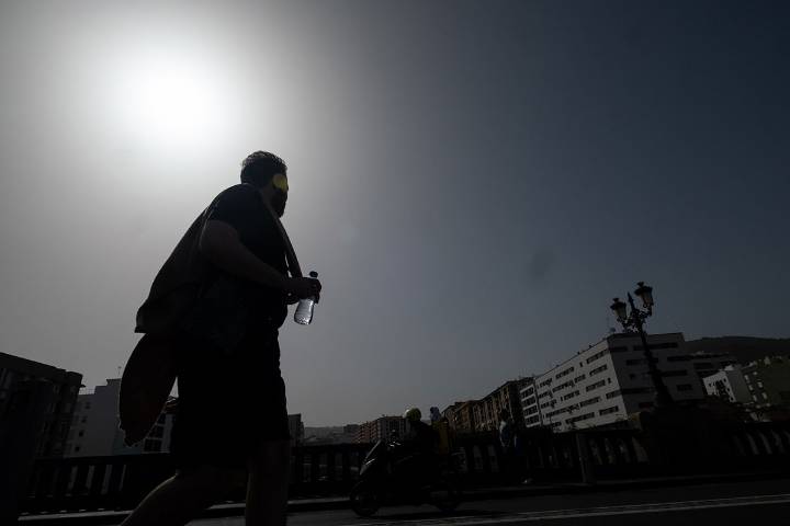 La Aemet mantiene el aviso por la ola de calor en Canarias un día más de lo previsto