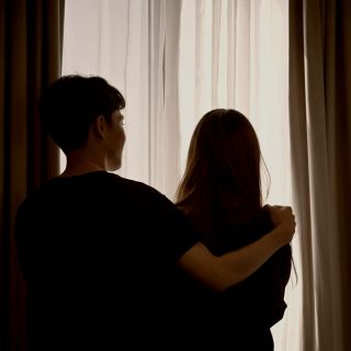 Una táctica común que los narcisistas usan para controlar a su víctimas