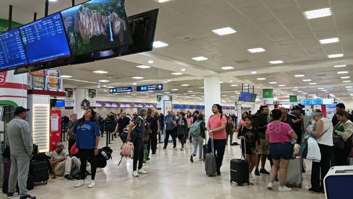 Inundaciones en AICM retrasan vuelos y benefician comercios