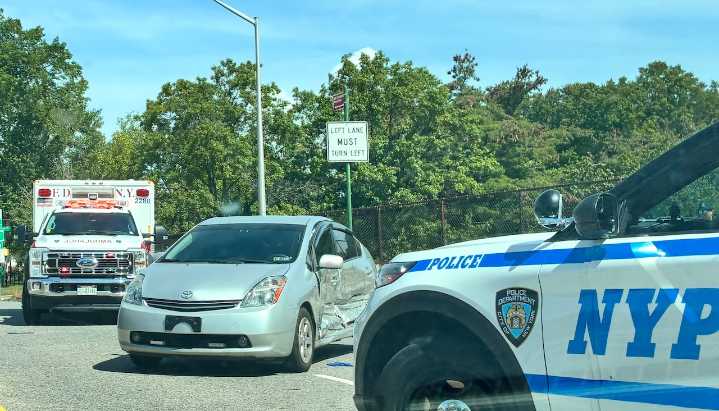 One person brought to hospital following 2-car crash on Staten Island