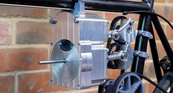 No usa combustible y tampoco electricidad: ingeniero crea una ‘bicicleta’ impulsada con motor de 200 años
