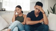 ¿La plata separa más matrimonios que la infidelidad? Psicóloga explica cómo manejar el dinero en pareja y evitar rupturas por problemas financieros