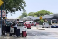 Taxistas piratas intimidan a turistas y a un chofer de Uber en el aeropuerto de Cancún