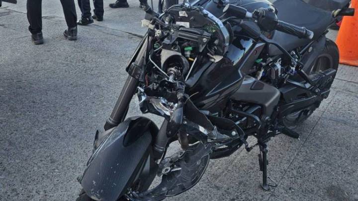Pareja en moto muere al chocar contra palmera en el Paseo Claussen, en Mazatlán