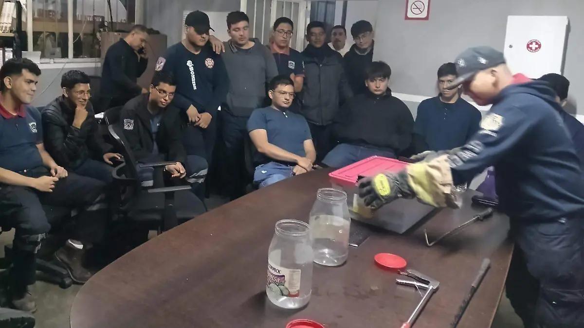 Capacitan a Bomberos de Acámbaro sobre el manejo de serpientes