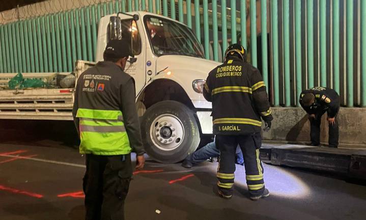 De 8 m de profundidad, el socavón en el que cayó camión en Iztapalapa