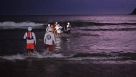 Tras lluvias, rescatan a 22 turistas que se quedaron varados en la isla del medio, en Mazatlán