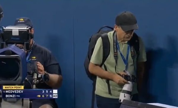 US Open: un fotógrafo circuló por la cancha y causó la furia del ruso Medvedev