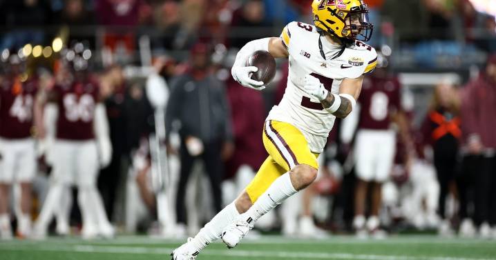Koi Perich plans to play both ways for Gophers in sophomore season